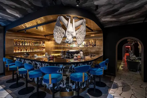 необычное освещение в золотом цвете бара в современном ресторане