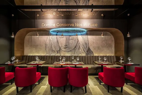 светильники руки в ресторане Gods на Рубинштейна