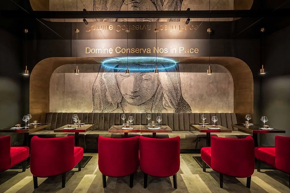 дизайнерские подвесные светильники золотого цвета в интерьере ресторана Gods