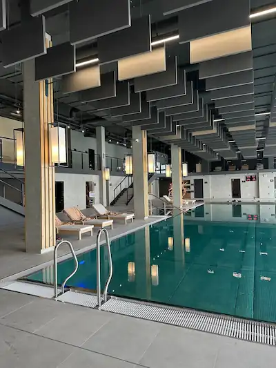 красивые акриловые светильники на колоннах перед бассейном в интерьере спа комплекса