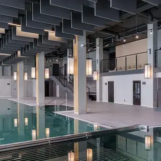 красивые акриловые светильники на фоне бассейна в интерьере спа-комплекса