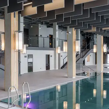 акриловые светильники в металических корпусах на стенах бассейна с приятной мягкой подсветкой