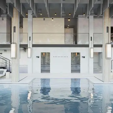 интерьер спа комплекса с акриловыми бра на колоннах