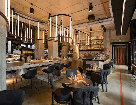 светодиодная люстра большого размера изготовленная по индивидуальному заказу дизайнера для современного ресторана