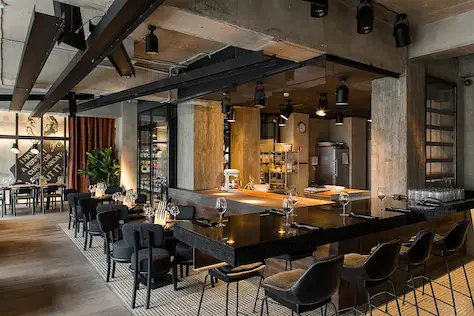 черные дизайнерские двутавры и светильники в ресторане Hitch в Петербурге