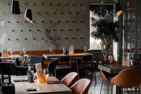 дизайнерские подвесные светильники ручной работы на фоне бетонной стены в ресторане Hitch