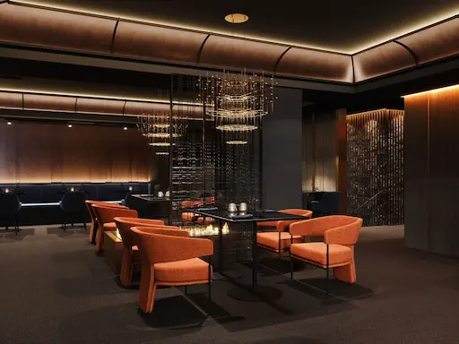 необычная дизайнерская люстра из меди и латуни в интерьере караоке-джаз клуба