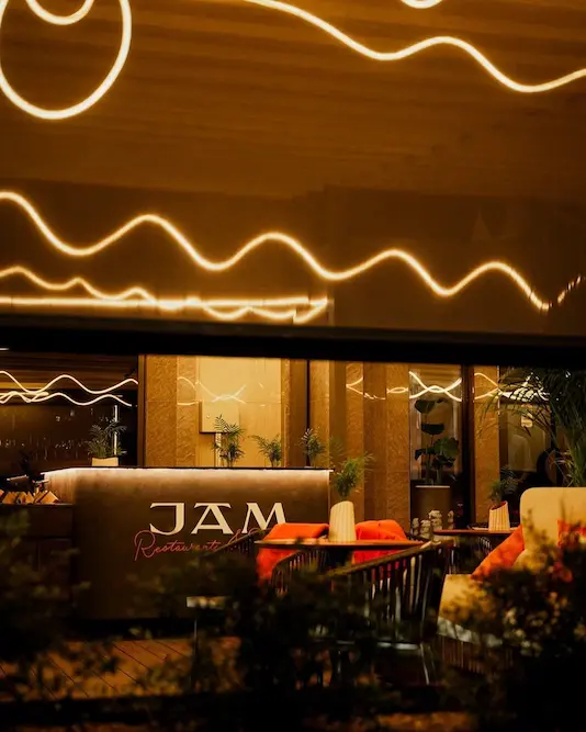 светодиодное освещение в ресторане Jam отражается в стекле