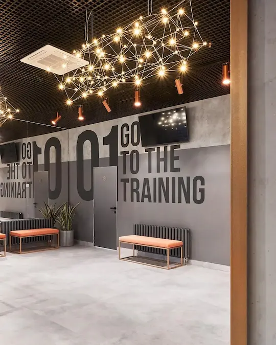 точечные светильники на потолке и люстра с большим количеством маленьких светодиодных огней