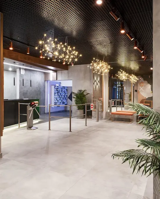 светодиодные люстры и трековые светильники медного цвета на шинопроводе