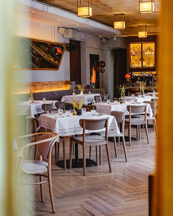 фото интерьера ресторана Niki с потолочными светильниками из желтого оникса