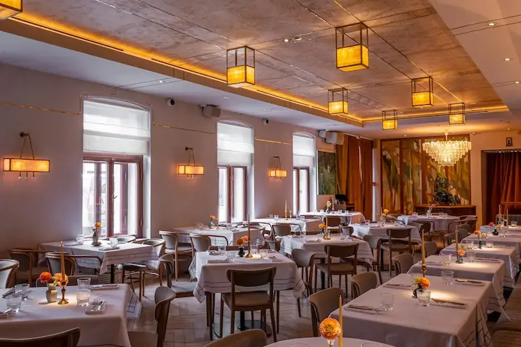 потолочные светильники и бра на стенах из латуни с ониксом ручной работы в интерьере ресторана Niki