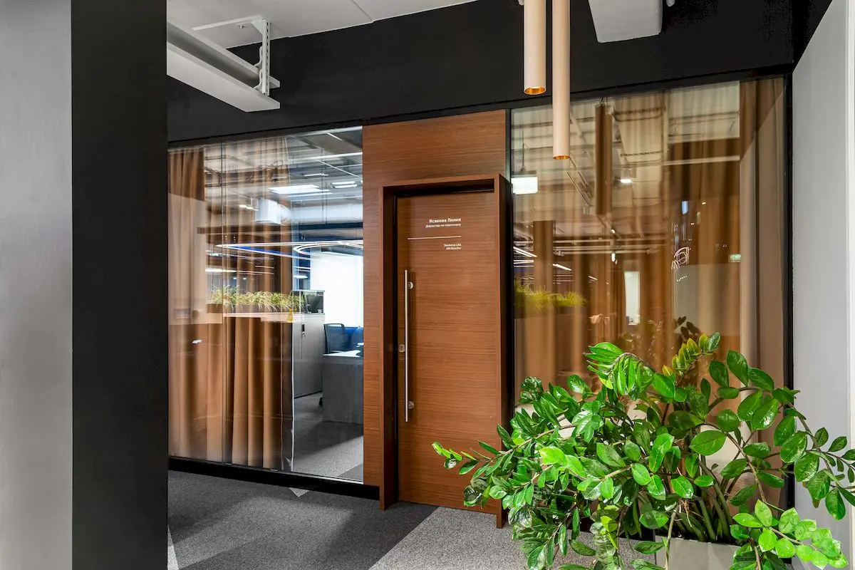 бошьшой геометрический светильник для освещения офиса из профильных светодиодных элементов на заводе Nokian