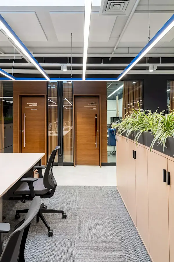 офисные светодиодные светильники различных геометрических форм большого размера