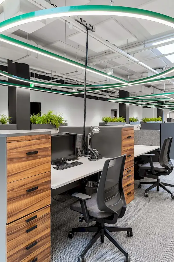 светодиодный геометрический светильник над рабочими местами в офисе