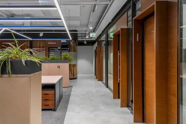 линейные светильники в виде геометрической фигуры в интерьере офисного пространства