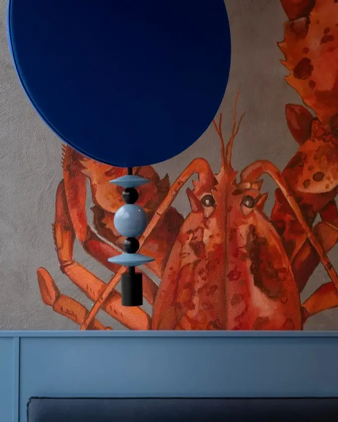 дизайнерский точечный светильник с тканевым чехлом синего цвета в виде плоского диска круглой формы