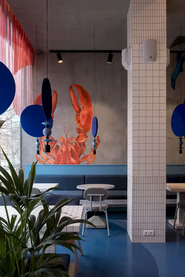 интерьере кафе с белой колонной и светильниками синего и голубого цвета