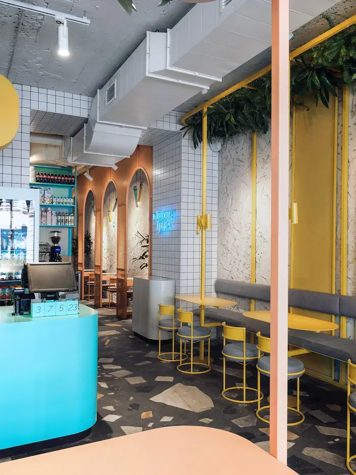 белые трековые споты и бра в интерьере ресторана Pobo