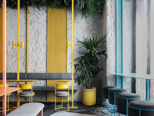 современный дизайн ресторана с желтыми светильниками ручной работы в Pobo