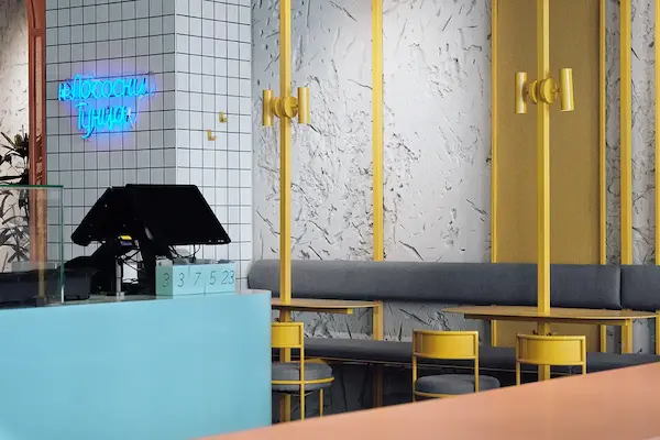 дизайнерские желтые светильники споты на фоне белой и желтой стены в интерьере Pobo