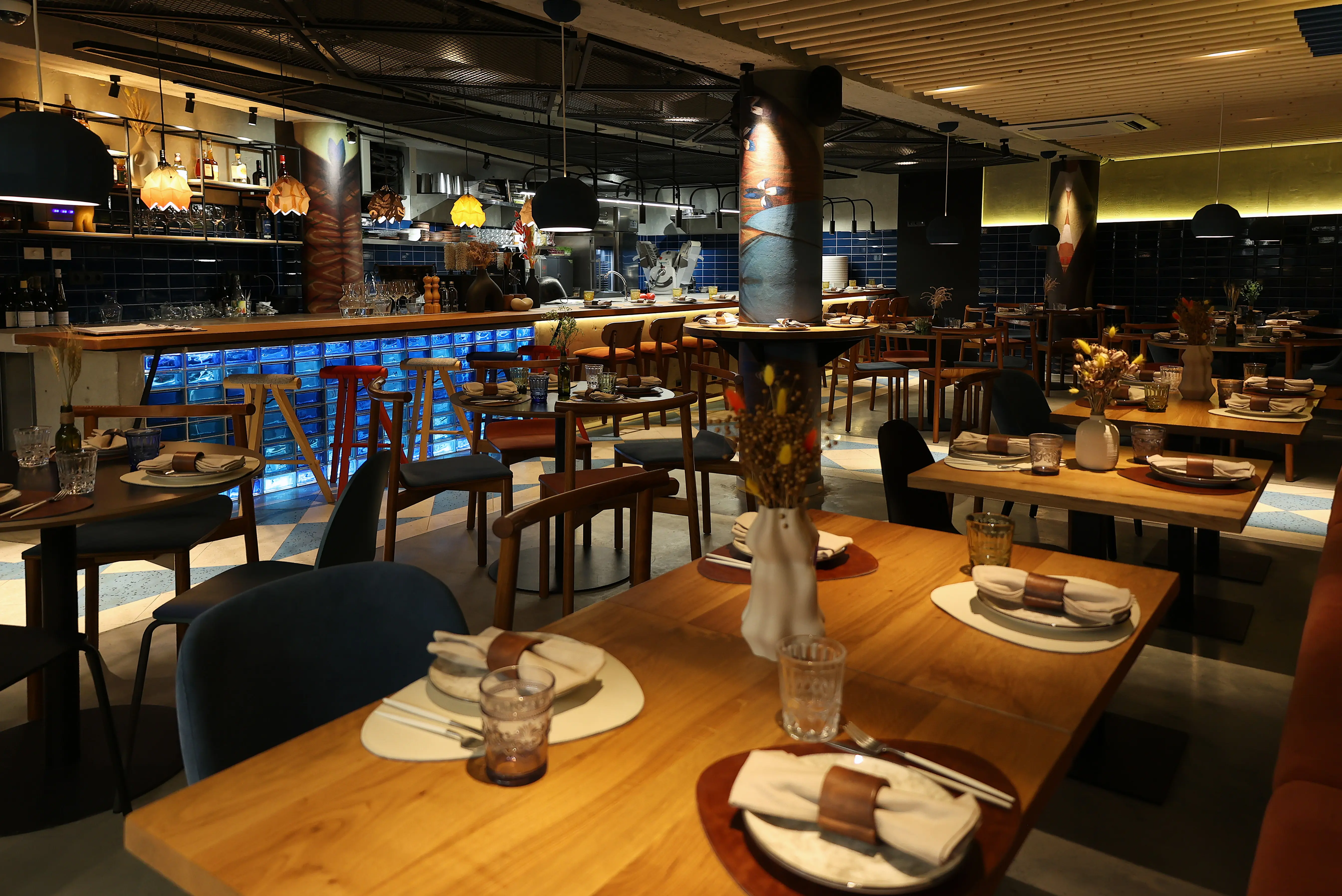 вечернее освещение бара дизайнерскими светодиодными светильниками