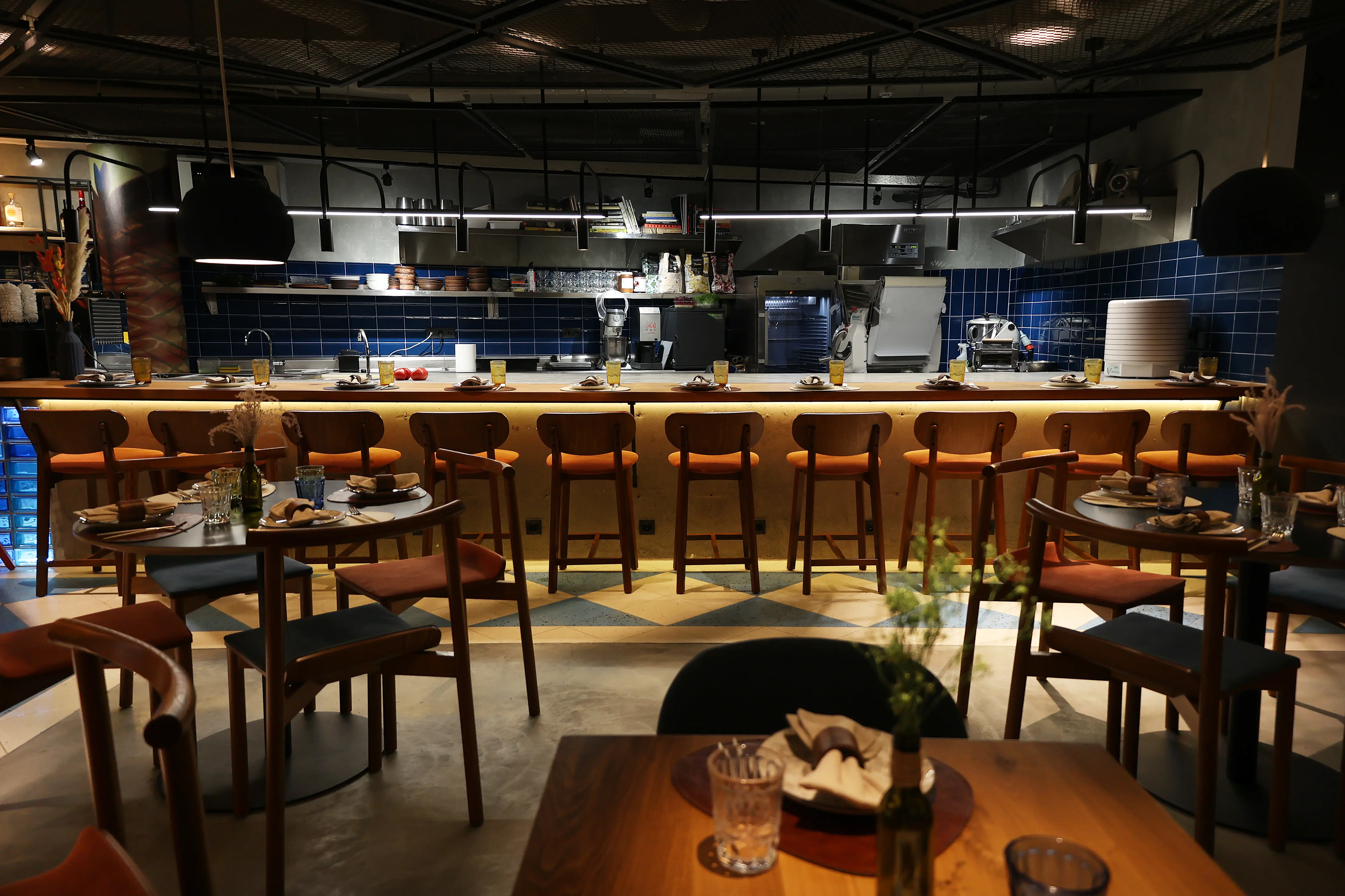 барные черные светильники в баре ресторана