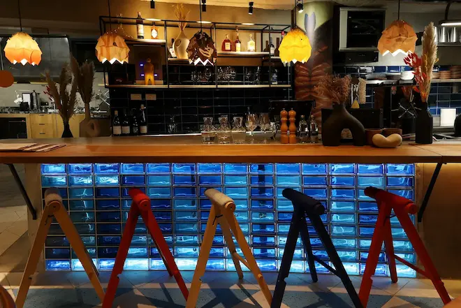 дизайнерские светильники над барной стойкой в ресторане