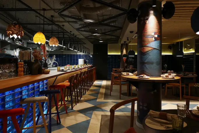 освещение барной стойки дизайнерскими светильниками ручной работы