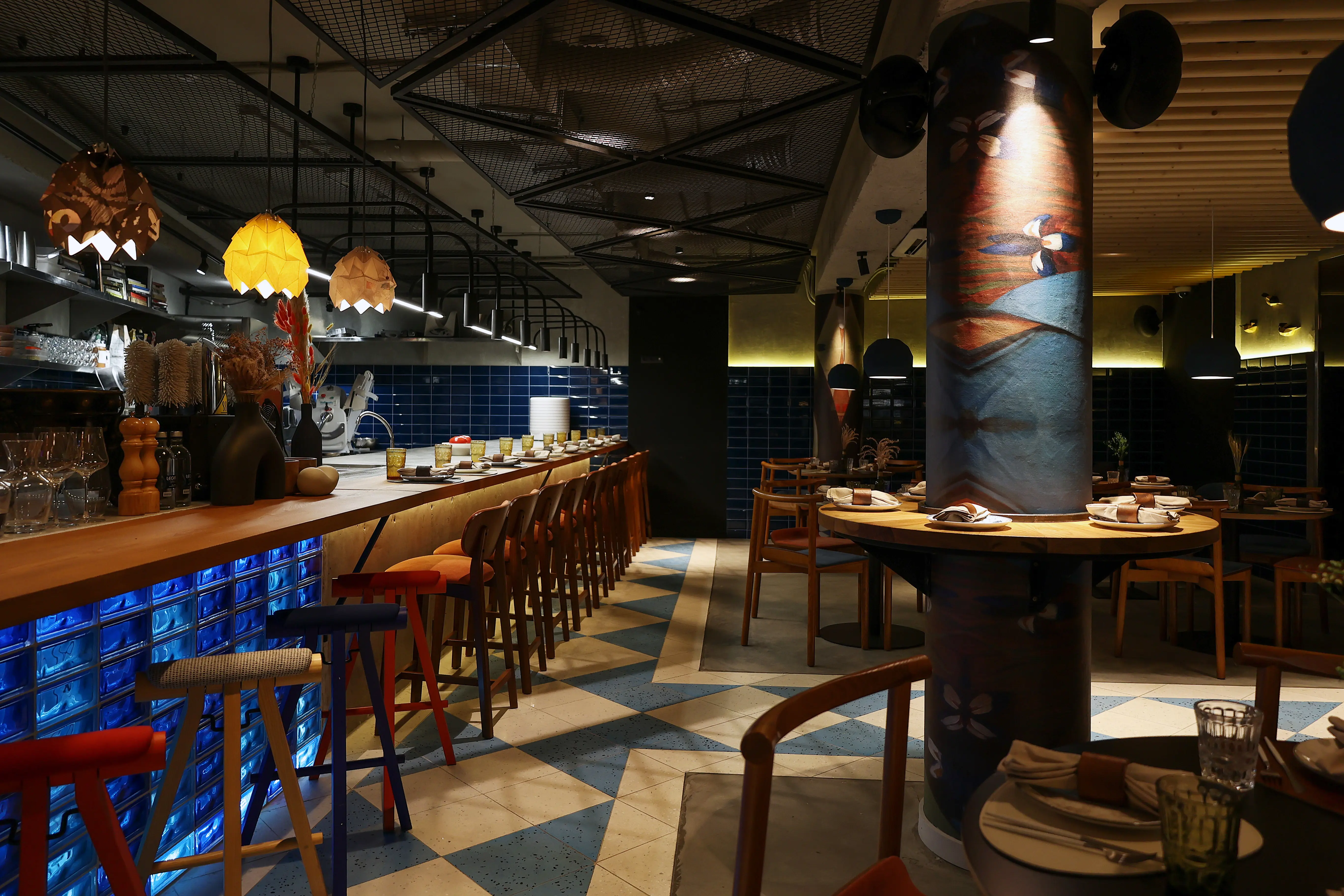 черные светильники споты над барной стойкой