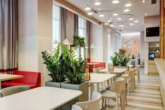 интерьере пиццерии с люстрами белого цвета в виде ринга с большим количеством плафонов