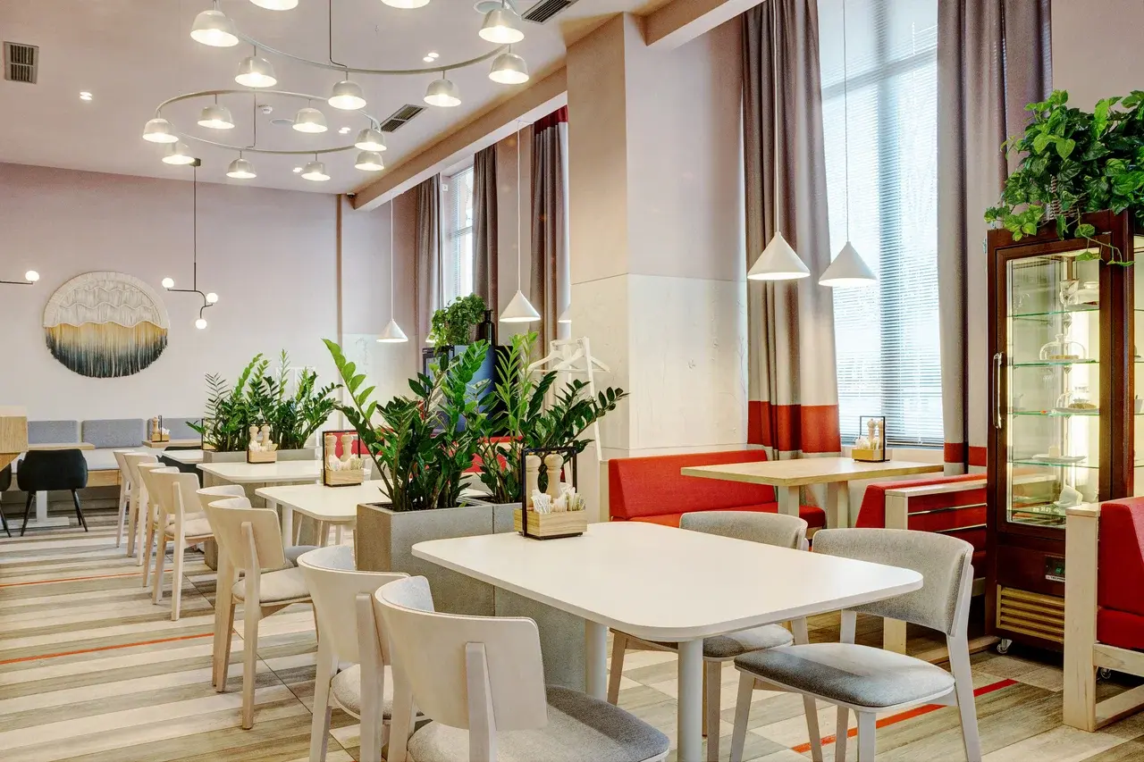 яркие светодиодные люстры в интерьере пиццерии