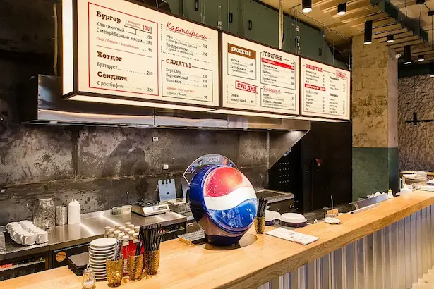 металлический лайтбокс с меню над барной стойкой в Забагаловке