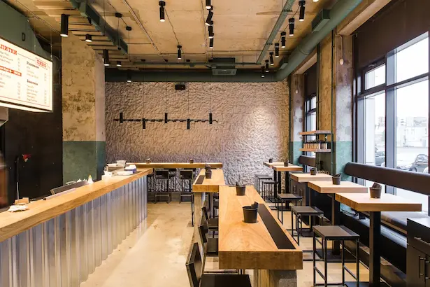 освещение точечными светильниками интерьера брутального бара в стиле лофт