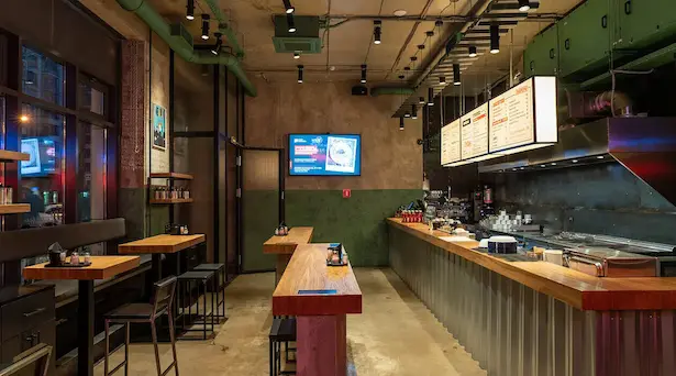 светильники черного цвета в интерьере российского лофт бара в Петербурге