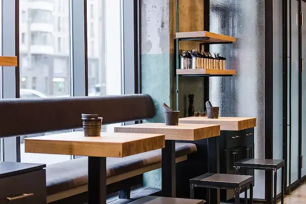 железные светильники с покраской в черный цвет в российском баре Забегаловка