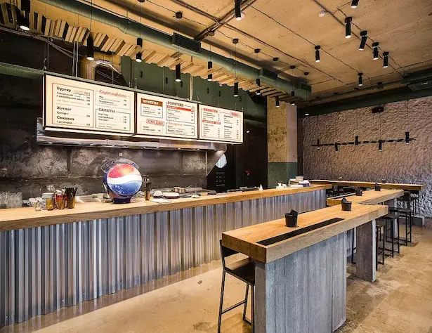 большое количество черных поворотных спотов на потолке лофт бара Забегаловка